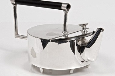 Chiếc ấm bạc cũ kỹ, sứt mẻ có giá lên tới… 630 triệu