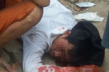 Ghen tuông, cầm dao kề cổ bạn gái bắt về quê