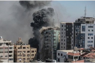 Cuộc tháo chạy trước khi Israel đánh sập tòa nhà truyền thông ở Gaza