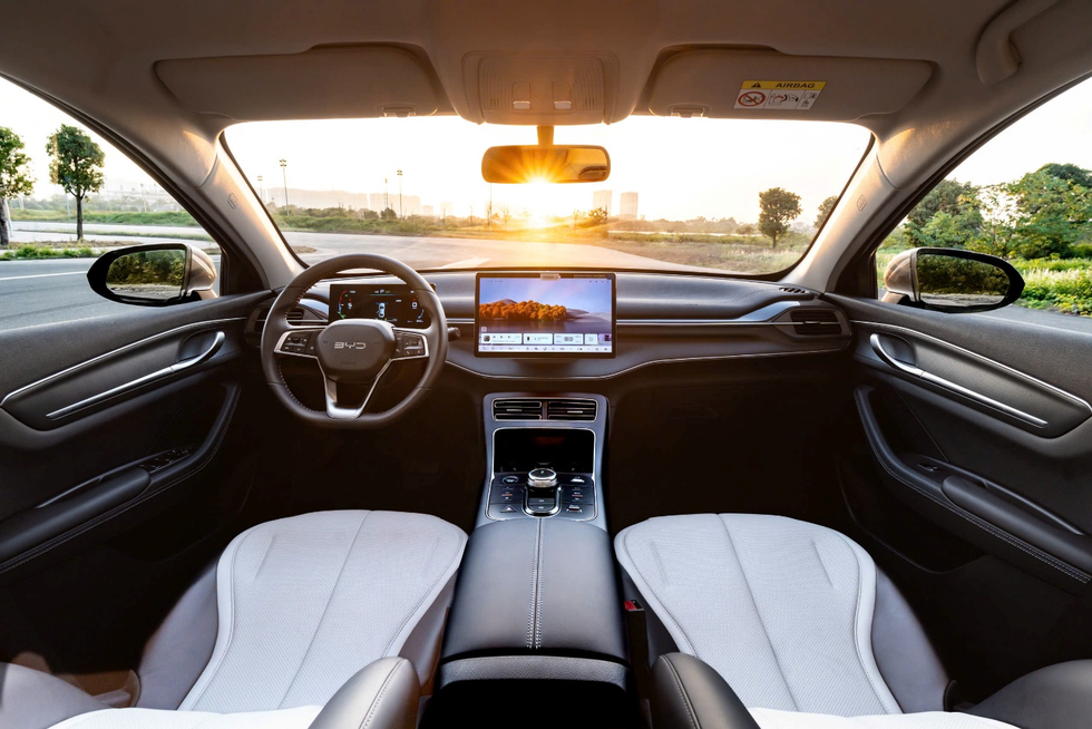 Loạt xe gầm thấp phổ thông mới về Việt Nam, liệu có làm nên chuyện? - 6