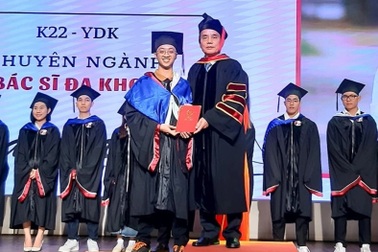 Bệnh viện không chấp nhận, sinh viên được phát lại bằng bác sĩ