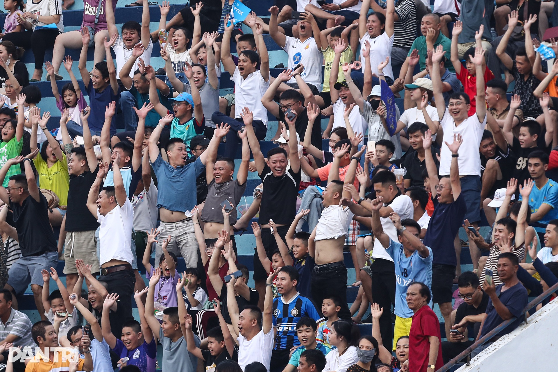 Cảm xúc vỡ oà của Xuân Son và cầu thủ Nam Định sau chức vô địch V-League - 6 Cảm xúc vỡ oà của Xuân Son và cầu thủ Nam Định sau chức vô địch V-League - 6