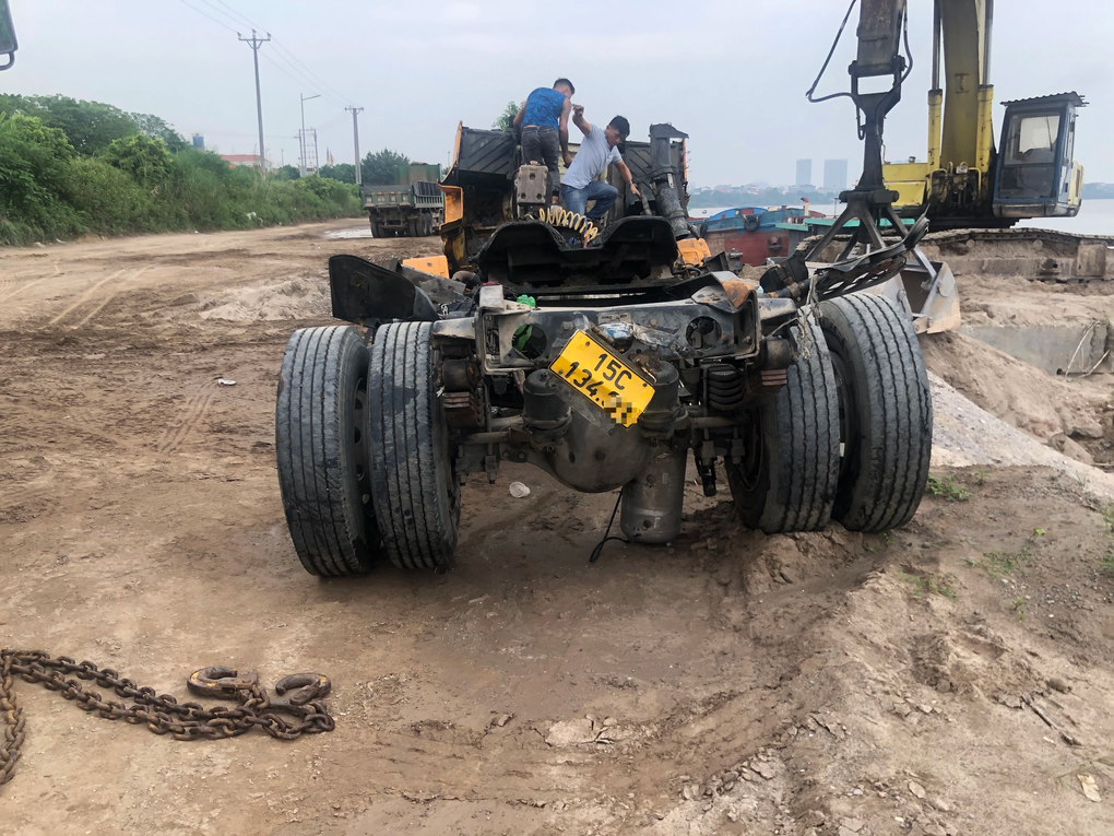 Xe container được trục vớt từ dưới lòng sông Hồng - 7 Xe container được trục vớt từ dưới lòng sông Hồng - 7