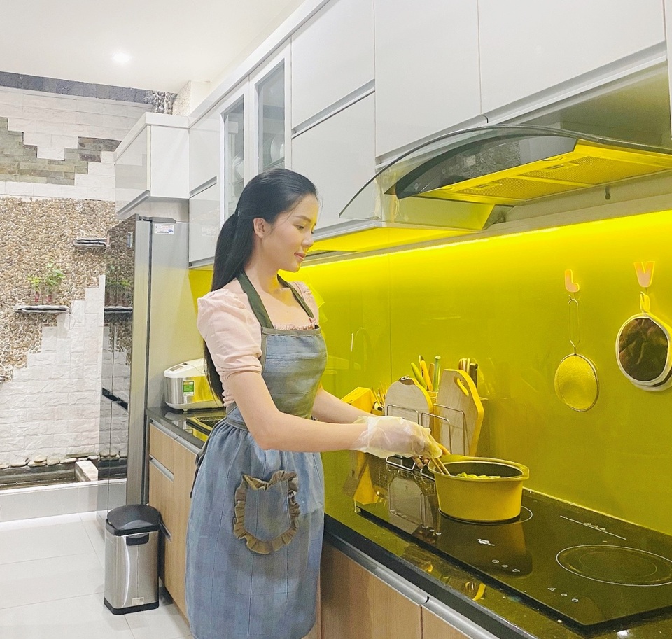 Hoa khôi Huỳnh Thuý Vi: “Bữa cơm gia đình là điều đáng quý” - 1 Hoa khôi Huỳnh Thuý Vi: “Bữa cơm gia đình là điều đáng quý” - 1
