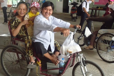 Ông Tây làm xe lắc điện tặng người khuyết tật Việt Nam