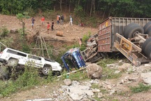 Xe đầu kéo gây tai nạn liên hoàn, đẩy 3 ô tô xuống vực, 7 người bị thương