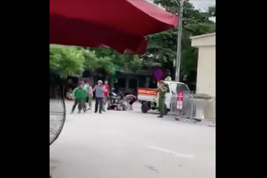 Tài xế xe ôm công nghệ cầm dao truy đuổi đồng nghiệp tại Bệnh viện E