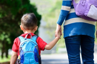 Mẹo hay để con không mè nheo ngày đầu đi mẫu giáo