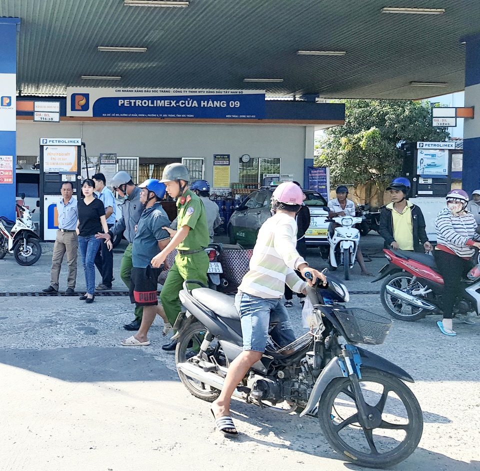 Bị tóm khi xông vào trạm xăng cướp tiền - 1 Bị tóm khi xông vào trạm xăng cướp tiền - 1