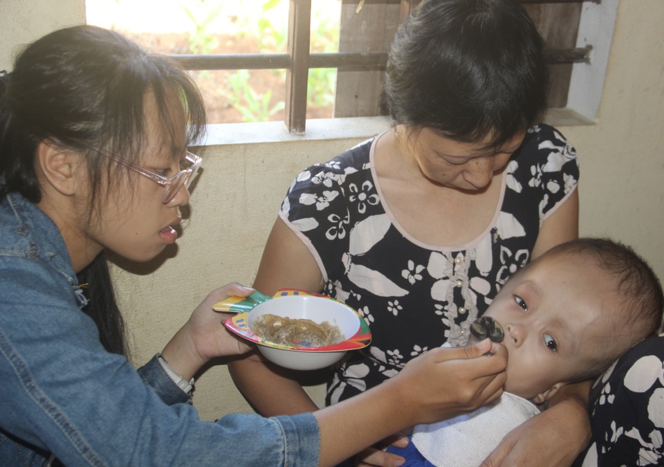 Xót xa cảnh vợ mù lòa ôm con bị não úng thủy nằm liệt giường suốt nhiều năm - 7 Xót xa cảnh vợ mù lòa ôm con bị não úng thủy nằm liệt giường suốt nhiều năm - 7