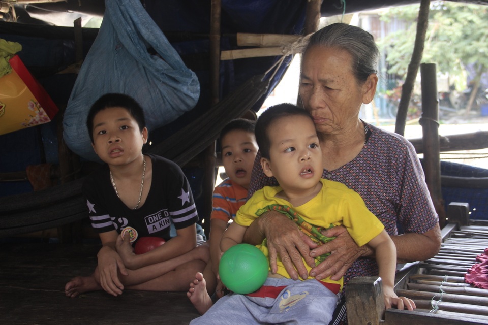 Đau nhói lòng cảnh vợ chồng tiều phu vật vã nuôi 3 con thơ bại não - 1 Đau nhói lòng cảnh vợ chồng tiều phu vật vã nuôi 3 con thơ bại não - 1