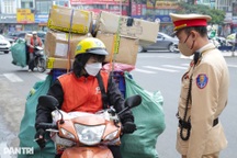 Shipper chở hàng cồng kềnh, che lấp biển số bị CSGT xử phạt