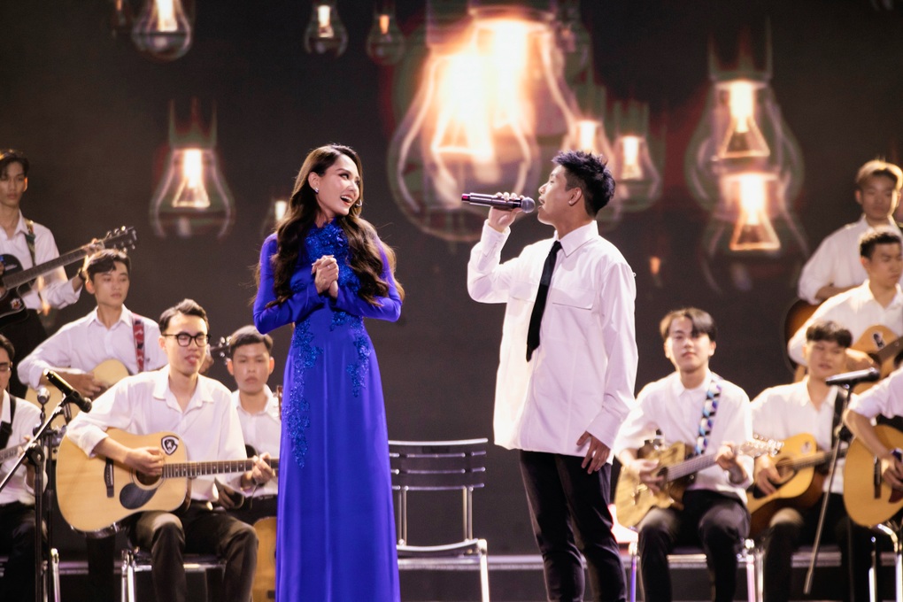 Hoa hậu Mai Phương gây ấn tượng khi đánh đàn guitar, song ca cùng Quân A.P - 6 Hoa hậu Mai Phương gây ấn tượng khi đánh đàn guitar, song ca cùng Quân A.P - 6
