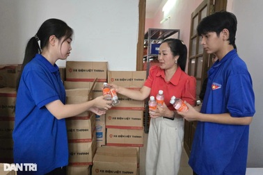 Trao 90 thùng nước tới Trường Dân tộc nội trú THPT tỉnh Tuyên Quang