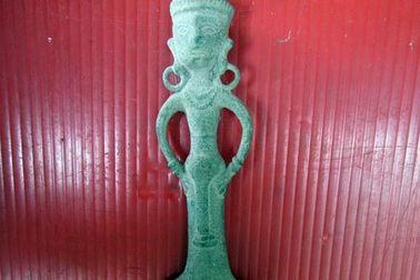 Phát hiện dao găm cổ hình người trên 2.500 năm tuổi