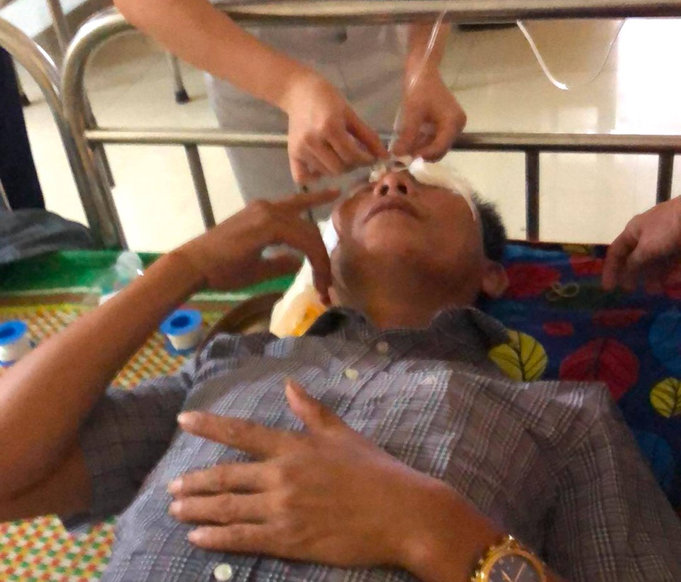 Đến trụ sở xã làm việc vì đơn tố cáo, người đàn ông bị kẻ lạ tấn công - 1 Đến trụ sở xã làm việc vì đơn tố cáo, người đàn ông bị kẻ lạ tấn công - 1