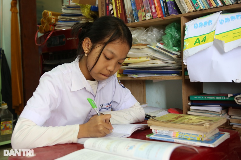 Lên 4 mất bố, 7 tuổi mồ côi mẹ, cô học trò nghèo chênh vênh giữa đời - 2 Lên 4 mất bố, 7 tuổi mồ côi mẹ, cô học trò nghèo chênh vênh giữa đời - 2