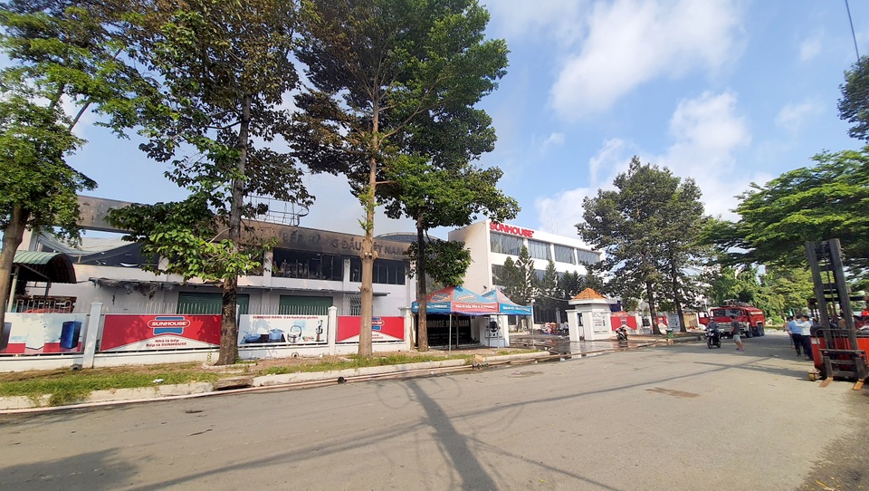 Hiện trường vụ cháy kho hàng gia dụng rộng hơn 7.000m2 - 10 Hiện trường vụ cháy kho hàng gia dụng rộng hơn 7.000m2 - 10