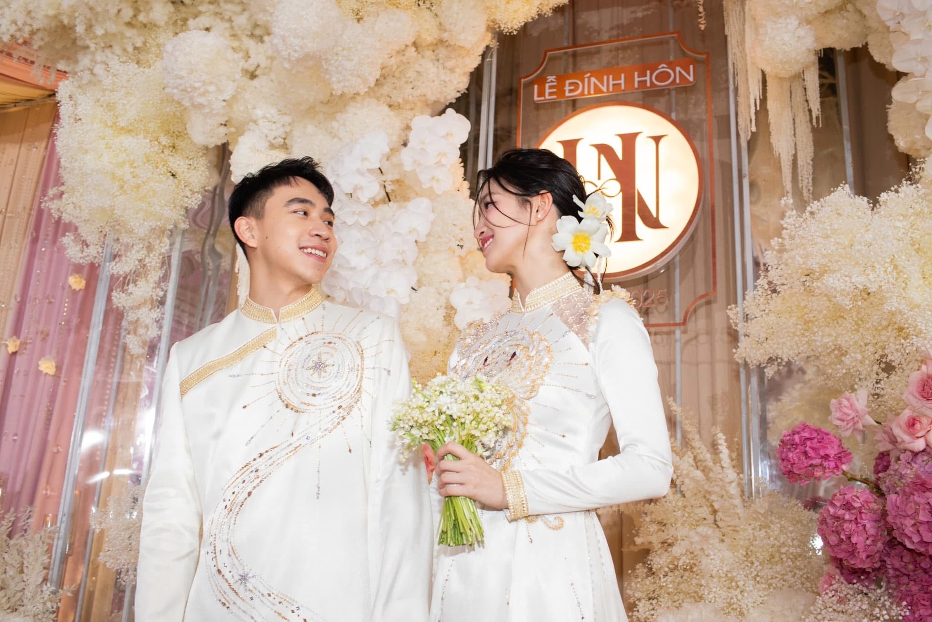 Á hậu Phương Nhi diện áo dài đính hơn 200 viên đá Swarovski trong lễ ăn hỏi - 2 Á hậu Phương Nhi diện áo dài đính hơn 200 viên đá Swarovski trong lễ ăn hỏi - 2