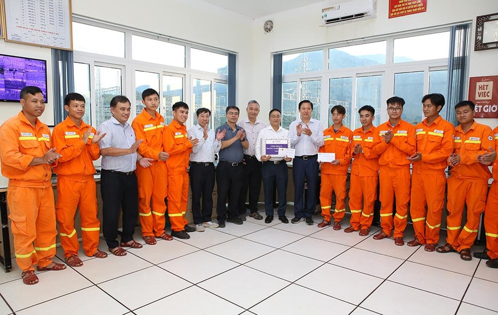 Tổng giám đốc EVNNPT kiểm tra vận hành tại Truyền tải điện Tây Bắc 2 - 10 Tổng giám đốc EVNNPT kiểm tra vận hành tại Truyền tải điện Tây Bắc 2 - 10