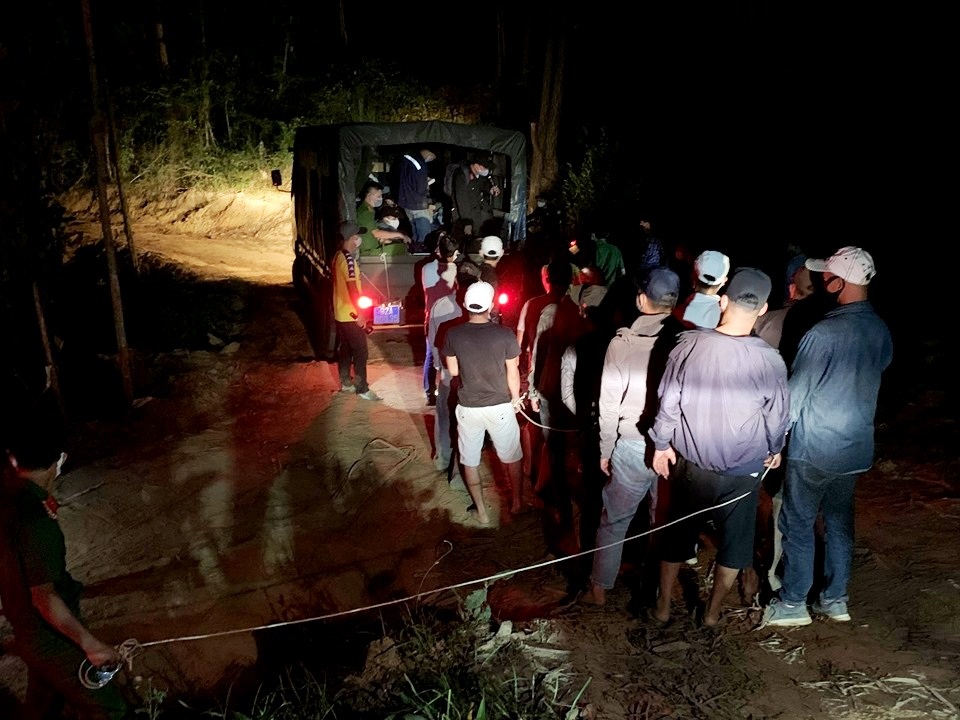 Triệt phá sới bạc giữa rừng phòng hộ, thu giữ 400 triệu đồng - 2 Triệt phá sới bạc giữa rừng phòng hộ, thu giữ 400 triệu đồng - 2
