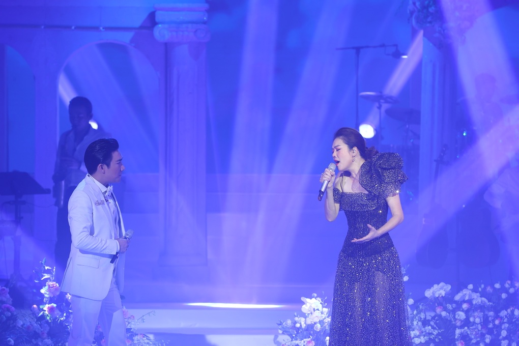 Thu Phương thay 5 bộ váy lộng lẫy, thăng hoa trong đêm nhạc Tạ tình - 8 Thu Phương thay 5 bộ váy lộng lẫy, thăng hoa trong đêm nhạc Tạ tình - 8