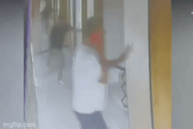 Thang máy rơi tự do từ tầng 7, người vợ thiệt mạng ngay trước mắt chồng