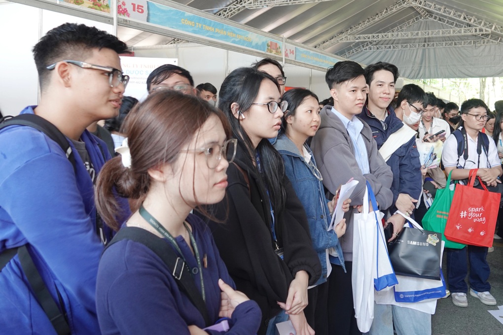 Thế hệ cợt nhả tìm việc: Đạo CV, hacker trả giá... với hiệu trưởng - 1 Thế hệ cợt nhả tìm việc: Đạo CV, hacker trả giá... với hiệu trưởng - 1