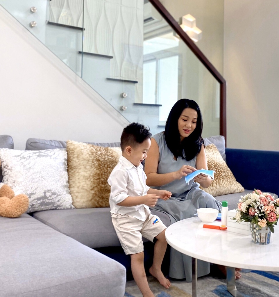 Quốc Cơ dạy con trai 4 tuổi giặt quần áo trong những ngày tránh dịch - 2 Quốc Cơ dạy con trai 4 tuổi giặt quần áo trong những ngày tránh dịch - 2