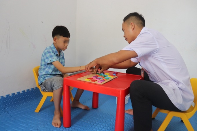Can thiệp, điều dưỡng cho trẻ mắc bệnh chậm phát triển ngôn ngữ tại Bệnh viện Tâm thần tỉnh Sơn La. Ảnh: BVCC