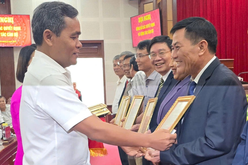 Nhiều tỉnh ủy viên, giám đốc sở nghỉ hưu trước ngày sáp nhập tỉnh - 1 Nhiều tỉnh ủy viên, giám đốc sở nghỉ hưu trước ngày sáp nhập tỉnh - 1