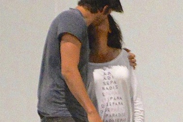 Ashton Kutcher tình tứ hôn Mila Kunis