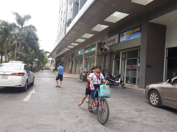Cựu Phó VKS Đà Nẵng đã vào Sài Gòn làm việc với công an, cho biết chỉ nựng bé gái chứ không sàm sỡ - Ảnh 1. Cựu Phó VKS Đà Nẵng đã vào Sài Gòn làm việc với công an, cho biết chỉ nựng bé gái chứ không sàm sỡ - Ảnh 1.