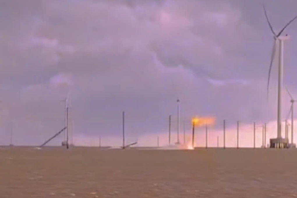 13 trụ đường dây nhà máy điện gió ở Vĩnh Long bị nghiêng đổ - 1 13 trụ đường dây nhà máy điện gió ở Vĩnh Long bị nghiêng đổ - 1