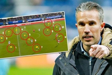 Dính sự cố vô cùng khó tin, HLV Van Persie nổi trận lôi đình