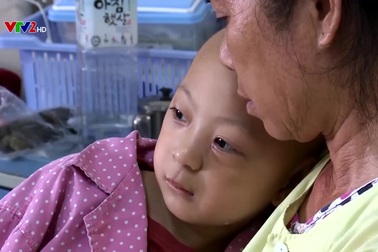 Hành trình yêu thương mang lại kỳ tích cho bé trai bị ung thư mắt