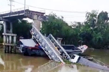 Cầu bê tông gãy đôi, xe tải 20 tấn rơi xuống lòng sông