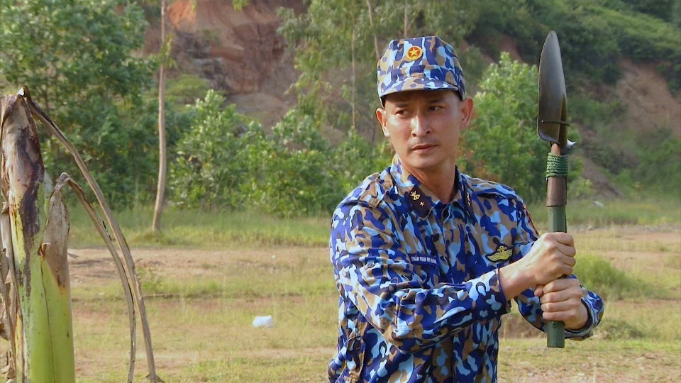 Huy Khánh bị Anh Đức “hạ đo ván” khi chơi bóng chuyền - 1 Huy Khánh bị Anh Đức “hạ đo ván” khi chơi bóng chuyền - 1