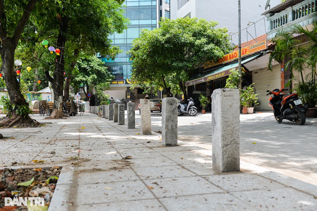 Hà Nội: Cọc bê tông mọc quanh hồ Văn Chương để ngăn lấn chiếm vỉa hè - 1 Hà Nội: Cọc bê tông mọc quanh hồ Văn Chương để ngăn lấn chiếm vỉa hè - 1