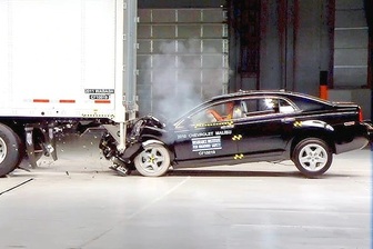 Thanh chắn gầm xe tải có thể cứu mạng người ngồi xe con khi có tai nạn