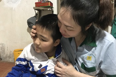 Người mẹ đau đớn cầu xin sự sống cho con ngày áp Tết