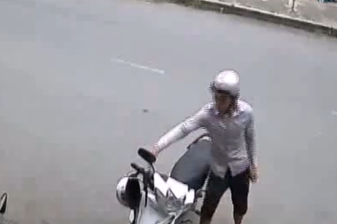 Cô gái bất lực nhìn trộm lấy xe máy tẩu thoát