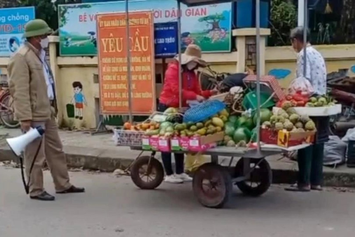 Ban quản lý chợ mải cưỡng chế hàng rong, mặc kệ người dân ngã bất tỉnh? - 4 Ban quản lý chợ mải cưỡng chế hàng rong, mặc kệ người dân ngã bất tỉnh? - 4