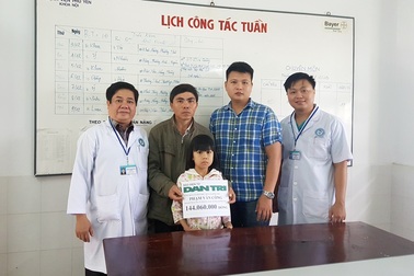 Bạn đọc giúp đỡ gia đình anh Phạm Văn Công hơn 144 triệu đồng