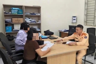 Nữ tài xế lái ô tô chuyển làn đột ngột trên cao tốc bị phạt 5 triệu đồng