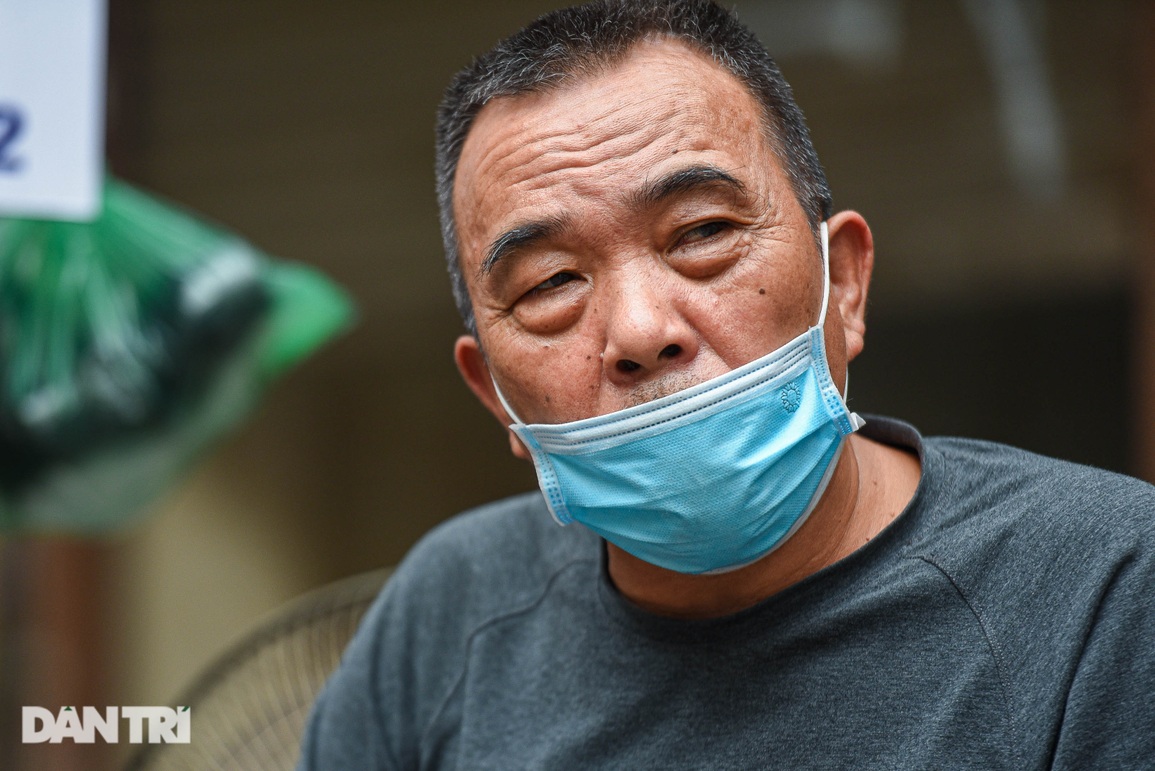 Làm nghề nhận đồ cũ, trả đồ mới, ông bố nuôi con thành y tá, diễn viên - 2