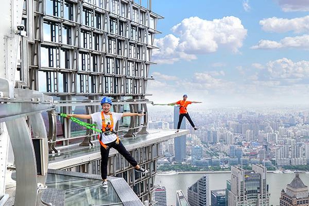 Rùng mình chứng kiến du khách đi bộ giữa trời tại tòa nhà cao hơn 400 m - 2 Rùng mình chứng kiến du khách đi bộ giữa trời tại tòa nhà cao hơn 400 m - 2