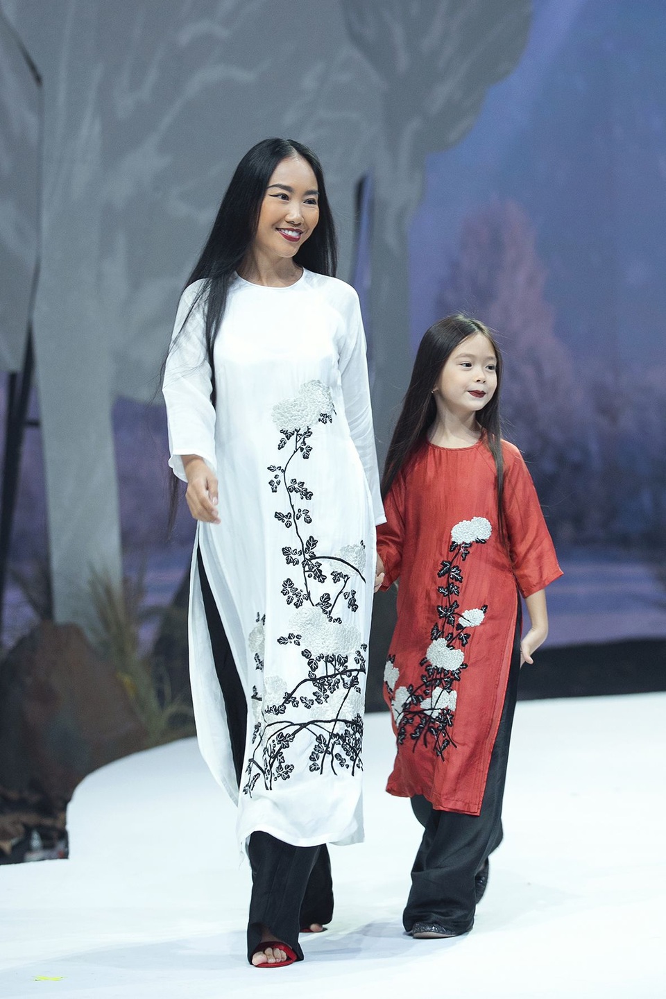 Đoan Trang, Thúy Diễm đưa con lên sàn catwalk - 1 Đoan Trang, Thúy Diễm đưa con lên sàn catwalk - 1