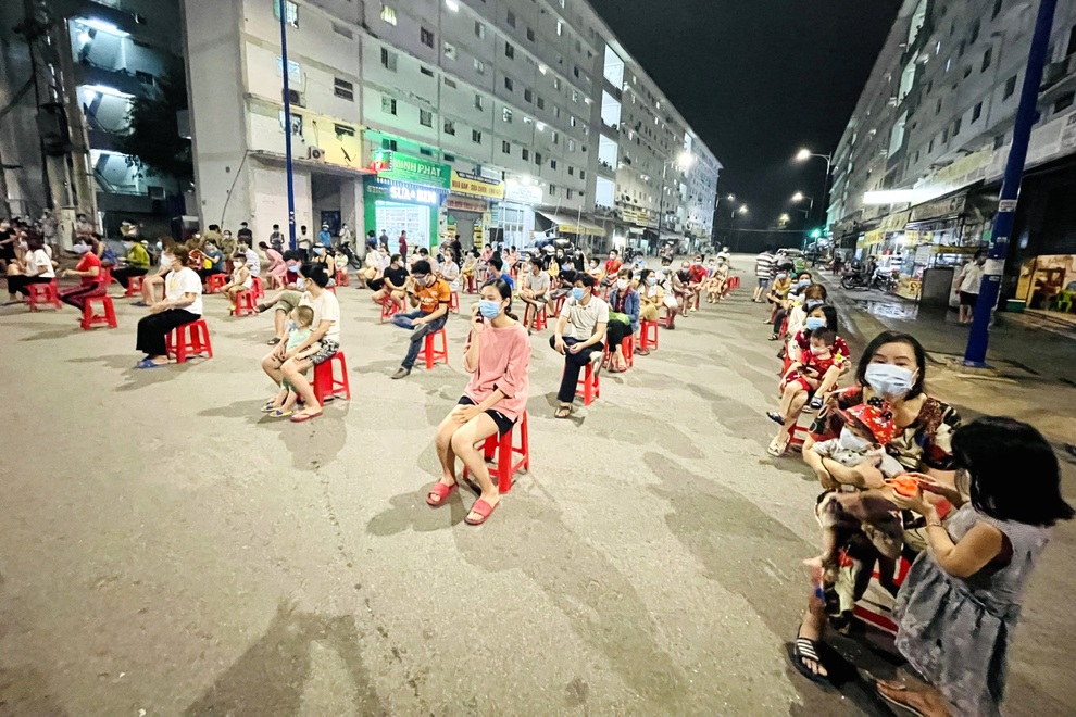 Xuyên đêm xét nghiệm hơn 4.000 dân khu nhà ở xã hội lớn nhất Bình Dương - 2 Xuyên đêm xét nghiệm hơn 4.000 dân khu nhà ở xã hội lớn nhất Bình Dương - 2