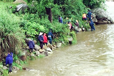 Hai bé gái bị lũ cuốn mất tích khi qua suối đi cấy